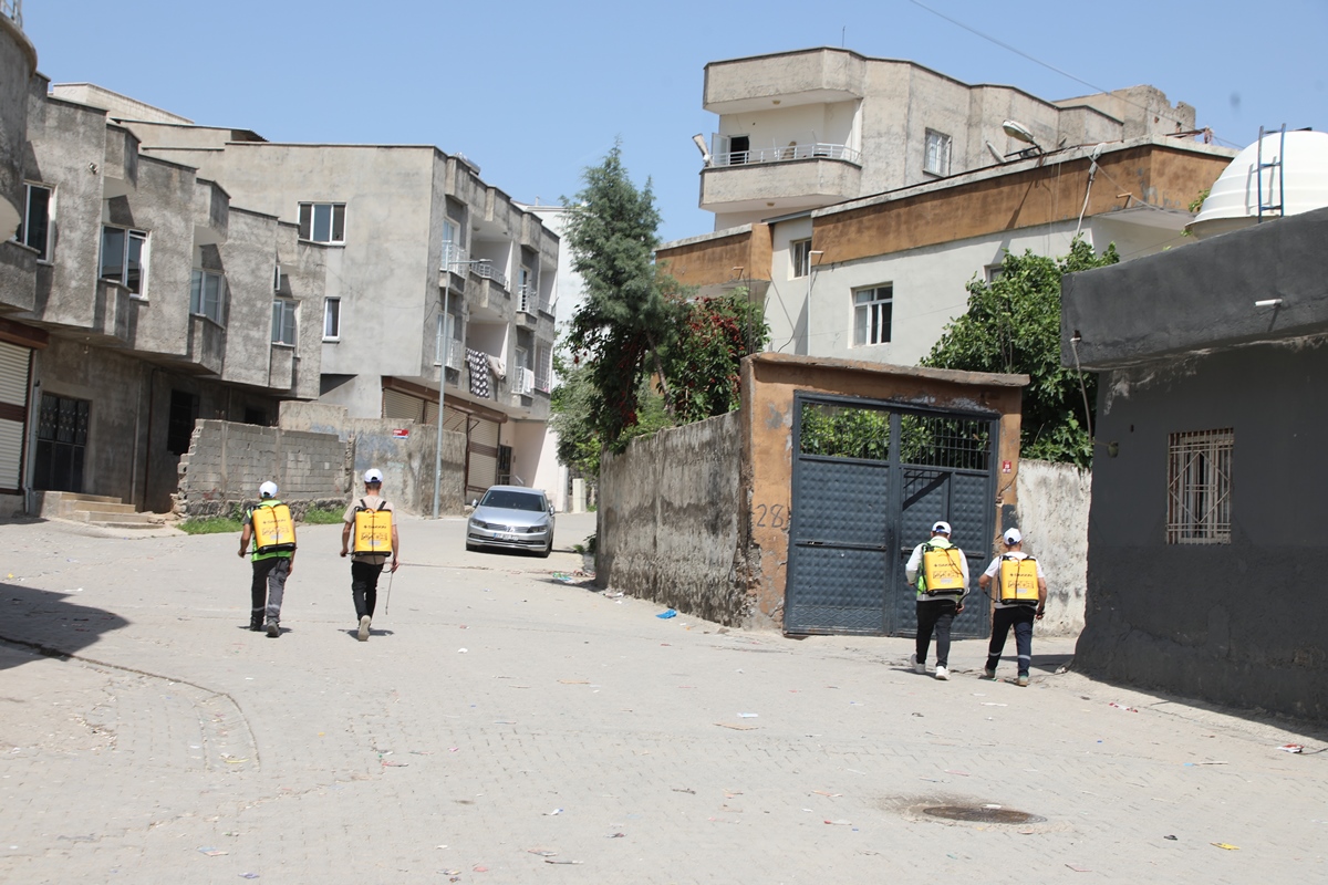  Cizre Belediyesi İlaçlama Birimi olarak; 20 personel, 6 araç, 5 ULV cihazı, 1 holder cihazı ve 15 sırt pompası ile ilçemiz genelinde ilaçlama çalışmaları aralıksız sürdürülmektedir.