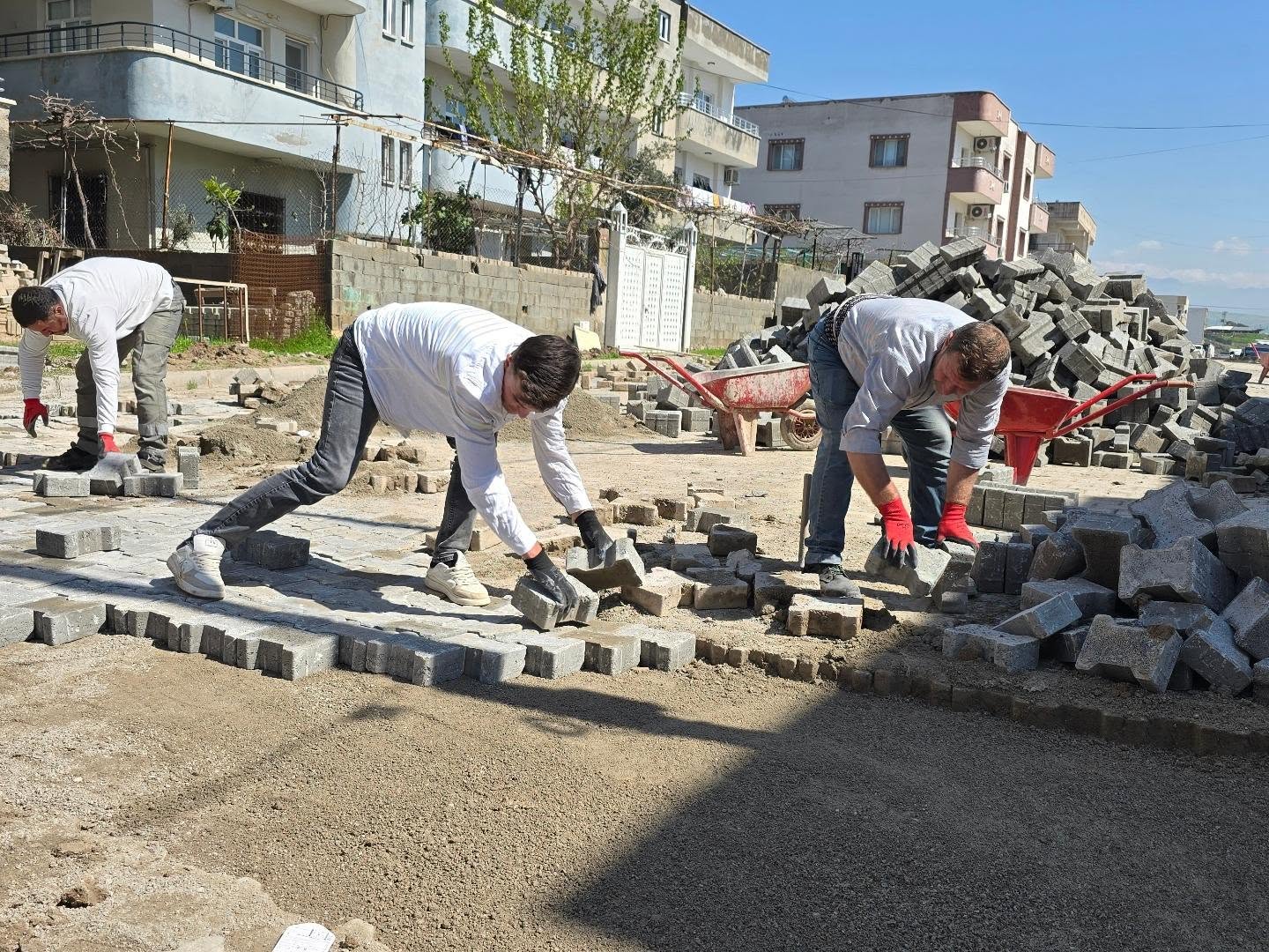 Belediyemiz, Sur Mahallesi 747. Sokak’ta kaldırım ve parke taşı döşeme çalışmalarına devam ediyor.