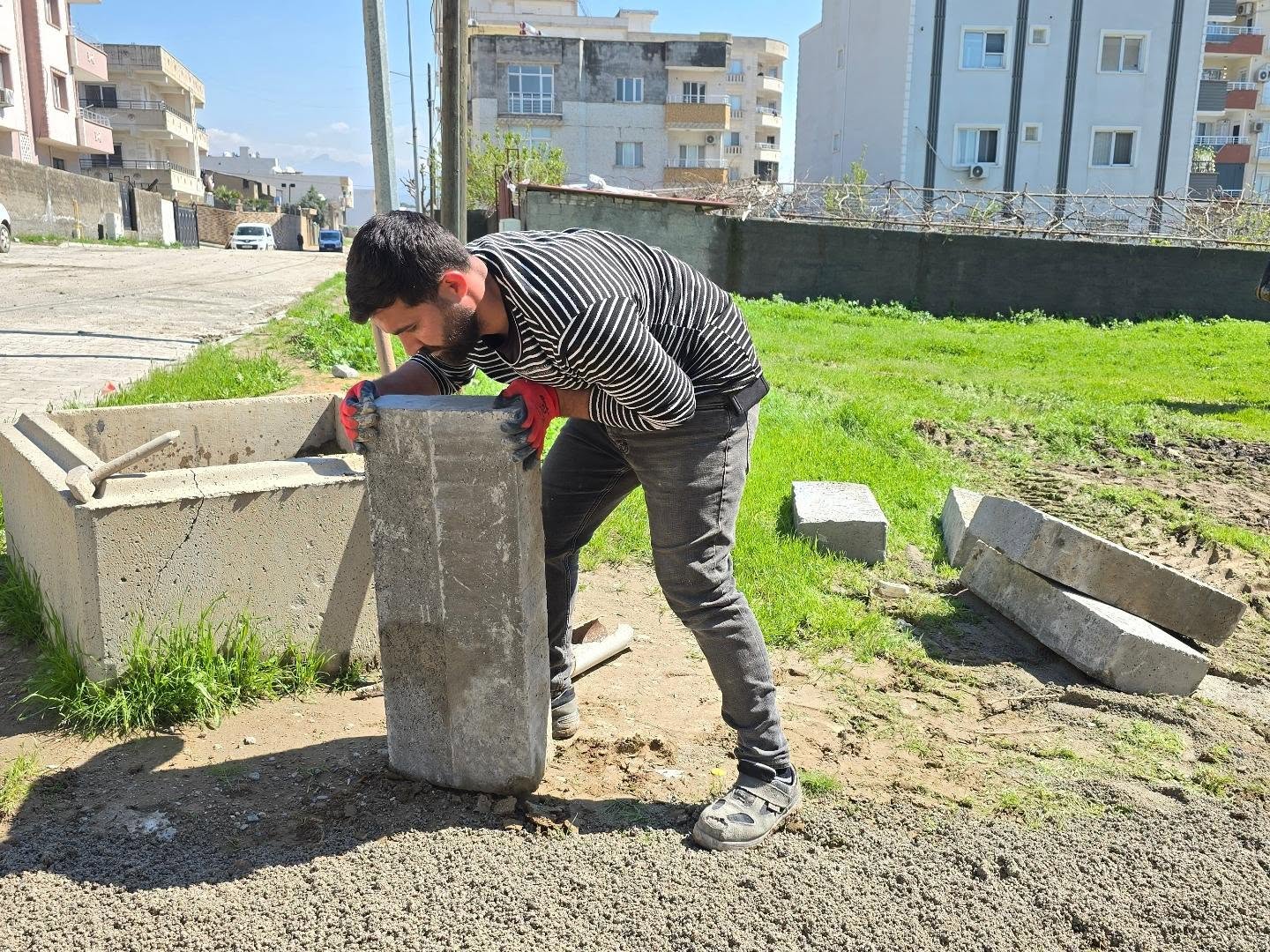 Belediyemiz, Sur Mahallesi 747. Sokak’ta kaldırım ve parke taşı döşeme çalışmalarına devam ediyor.