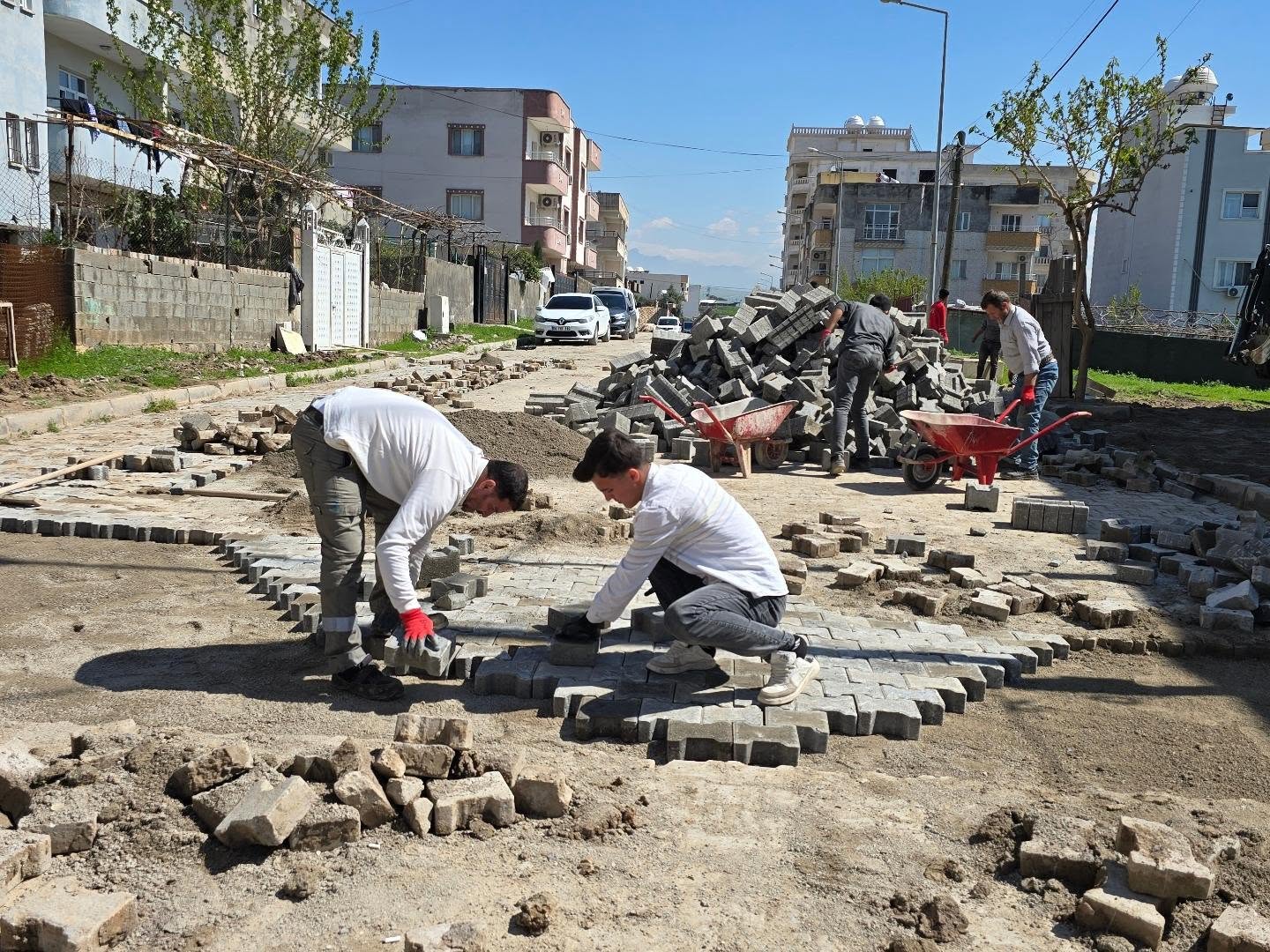 Belediyemiz, Sur Mahallesi 747. Sokak’ta kaldırım ve parke taşı döşeme çalışmalarına devam ediyor.