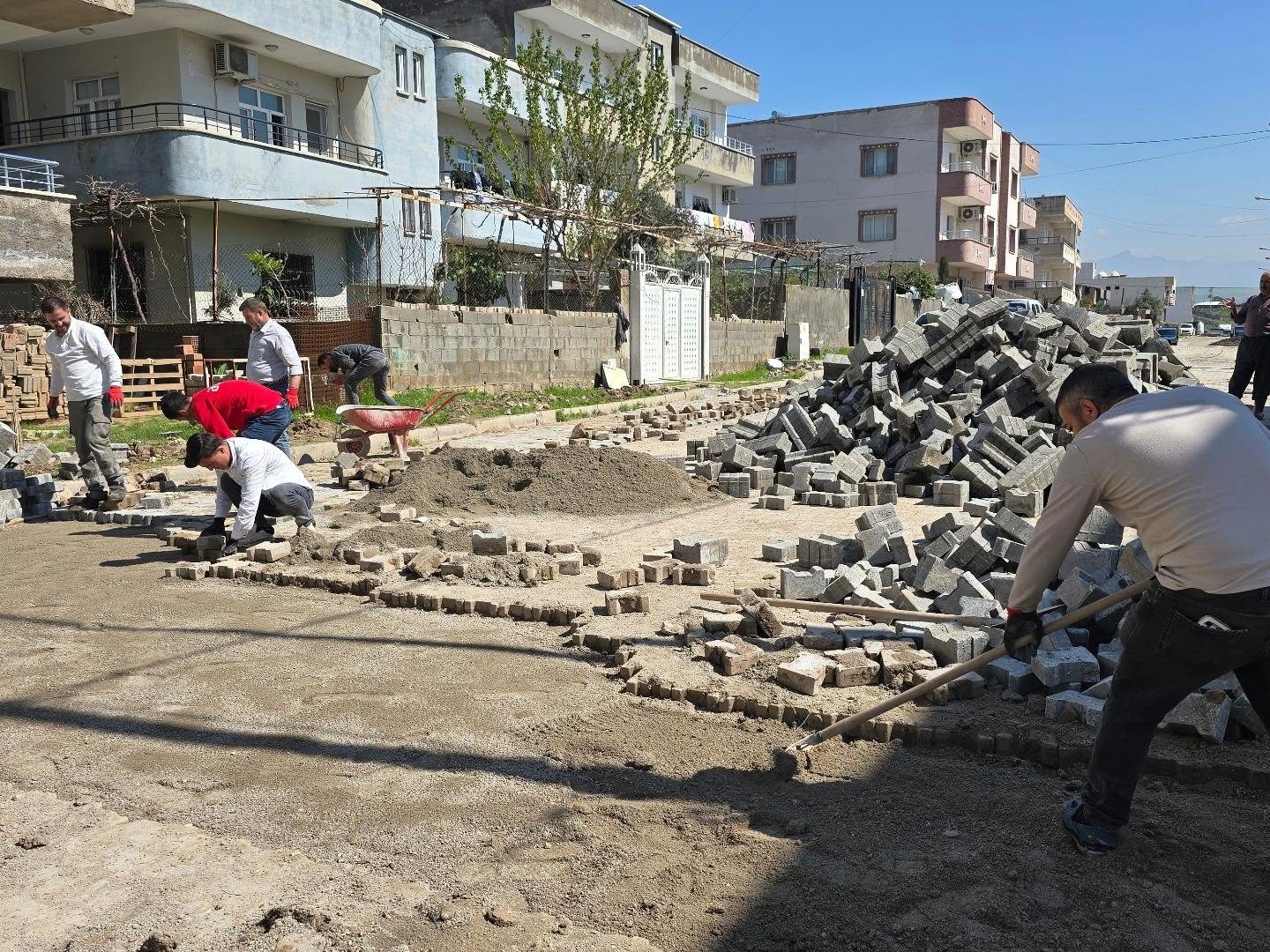 Belediyemiz, Sur Mahallesi 747. Sokak’ta kaldırım ve parke taşı döşeme çalışmalarına devam ediyor.