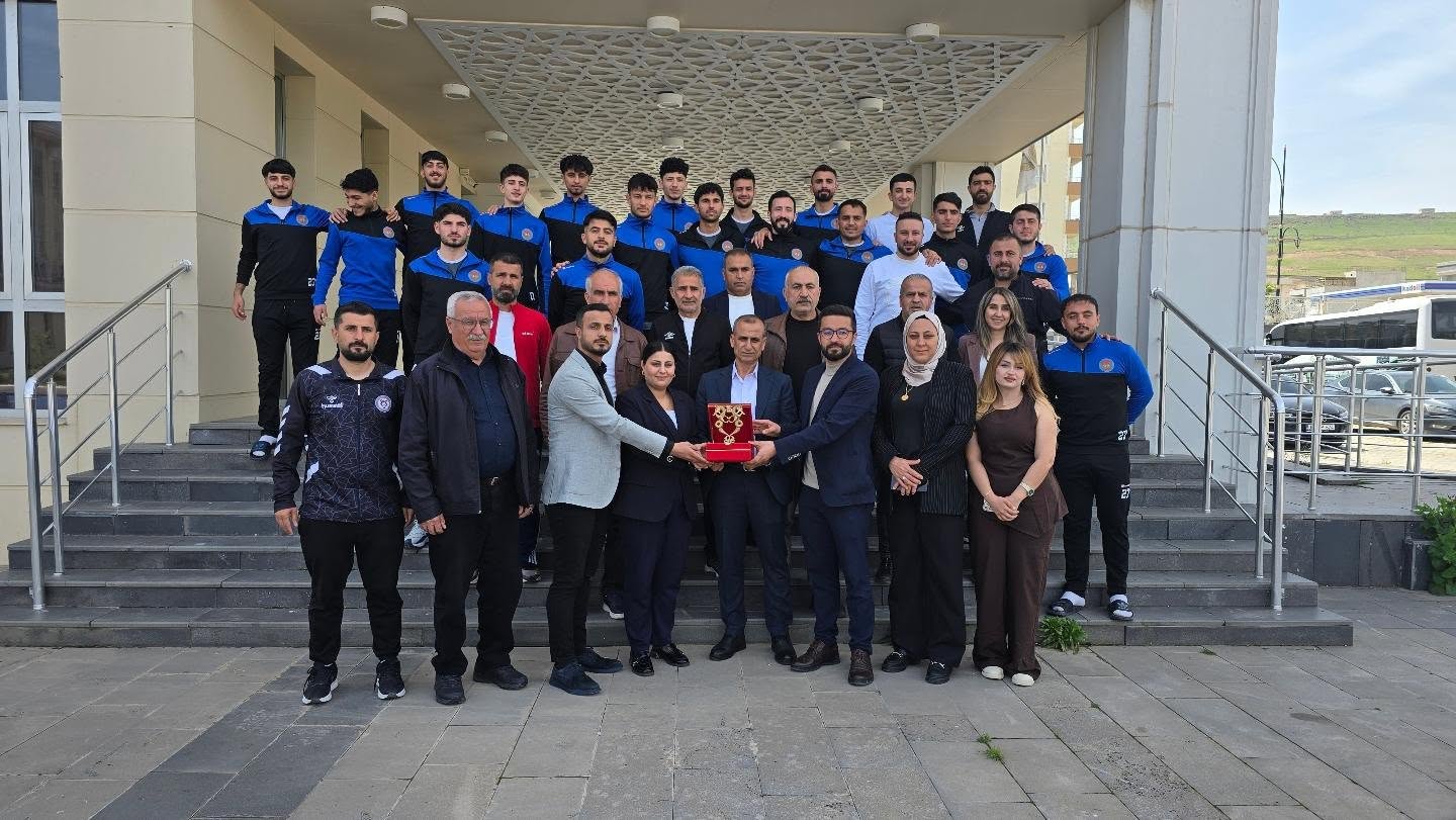 Diyarbakır Yenişehir Belediyespor takımı ve yönetimi, Eşbaşkanlarımız Güler Yerbasan ve Abdurrahim Durmuş’u ziyaret etti.