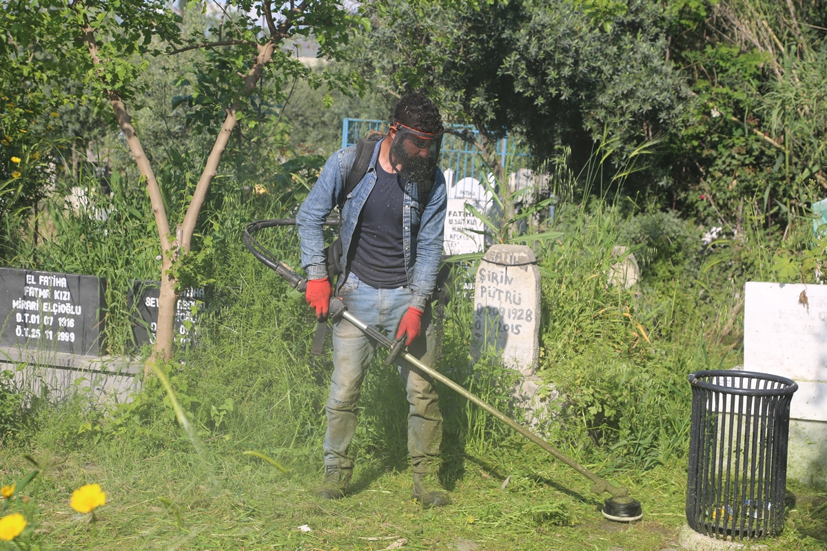 Belediyemiz Asri Mezarlığında Temizleme ve Bakım Çalışması Başlattı