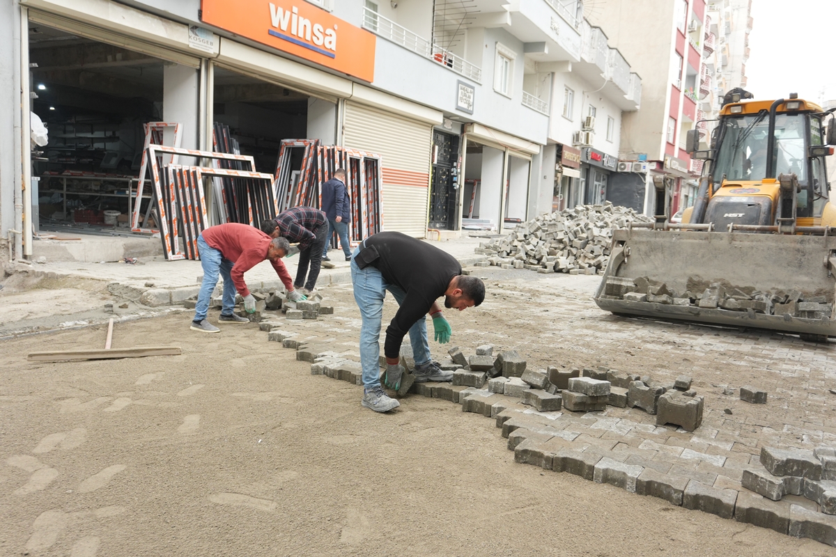 Dicle ve Konak Mahallelerinde Kaldırım ve Parke Taşı Çalışmaları Sürüyor