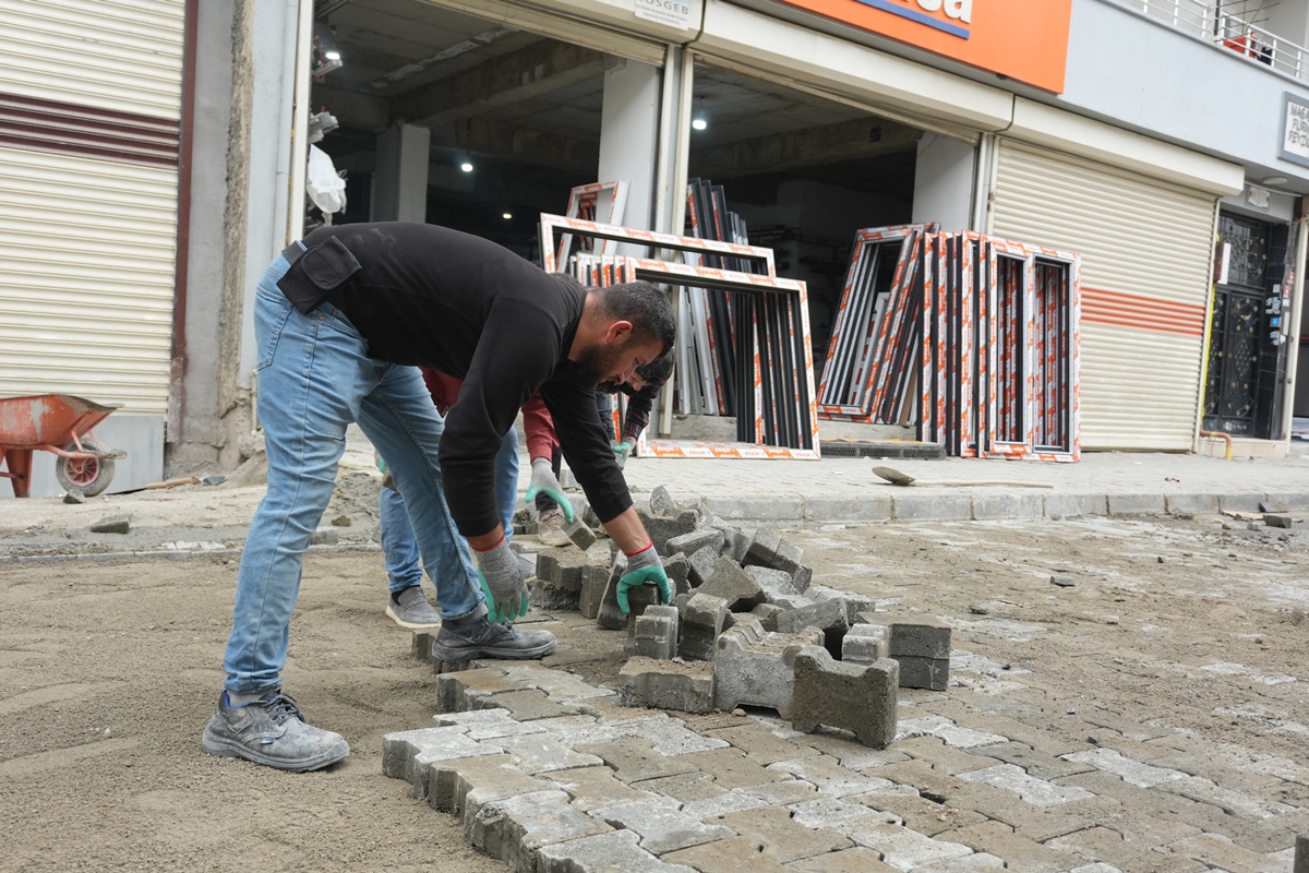 Dicle ve Konak Mahallelerinde Kaldırım ve Parke Taşı Çalışmaları Sürüyor