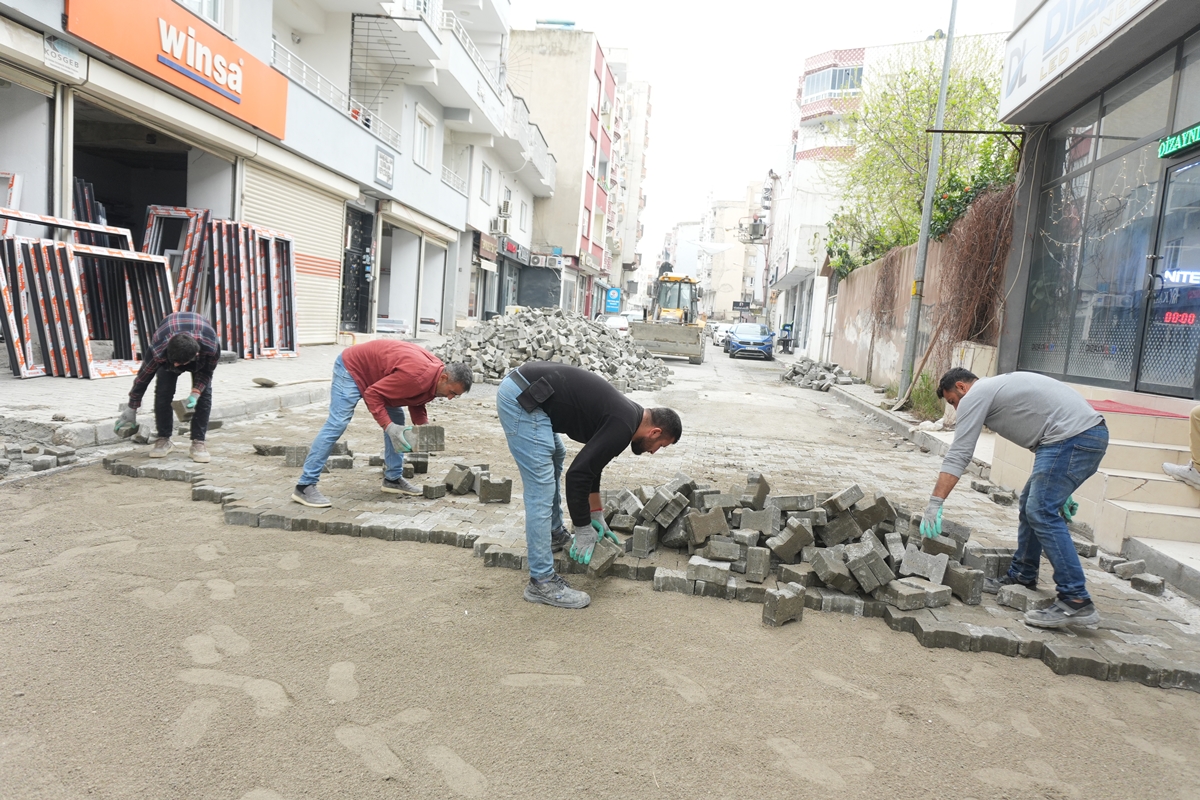 Dicle ve Konak Mahallelerinde Kaldırım ve Parke Taşı Çalışmaları Sürüyor