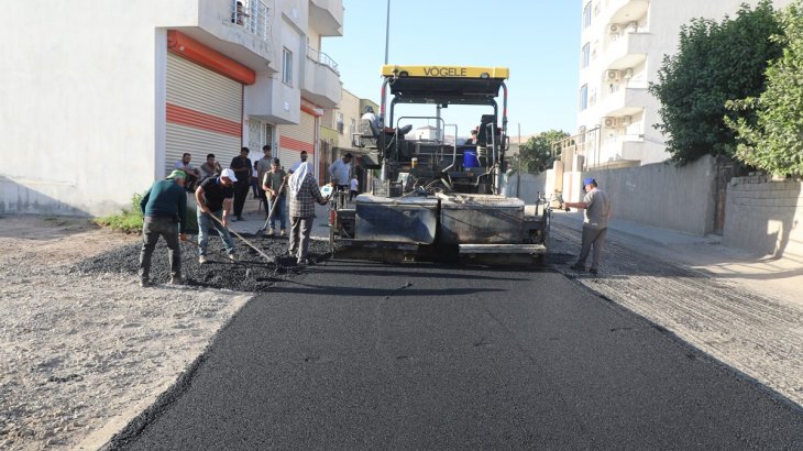 Nur Mahallesi Akaydın Caddesi’nde sıcak asfalt kaplama çalışmaları devam ediyor.