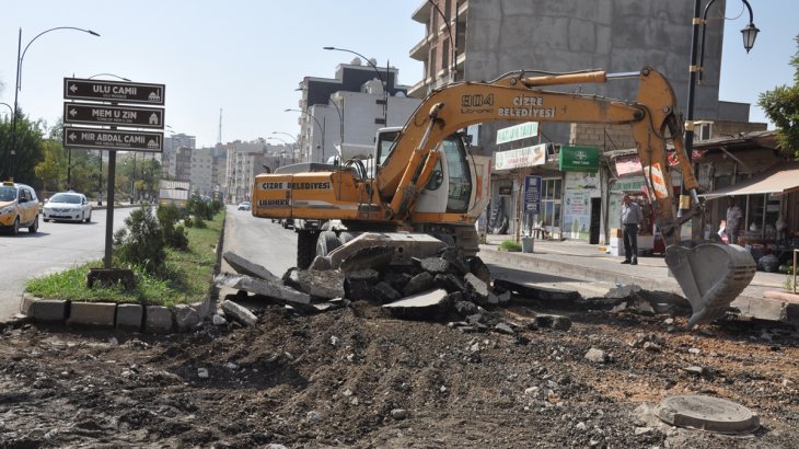 Mem u Zin Bulvarında asfalt yama çalışması yapıldı