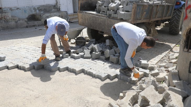 Belediyemiz Fen işleri Müdürlüğü ekipleri, Cudi ve Cahferi Sadık Mahallerinde deforme olan yollarda yama çalışması gerçekleştiriyor.