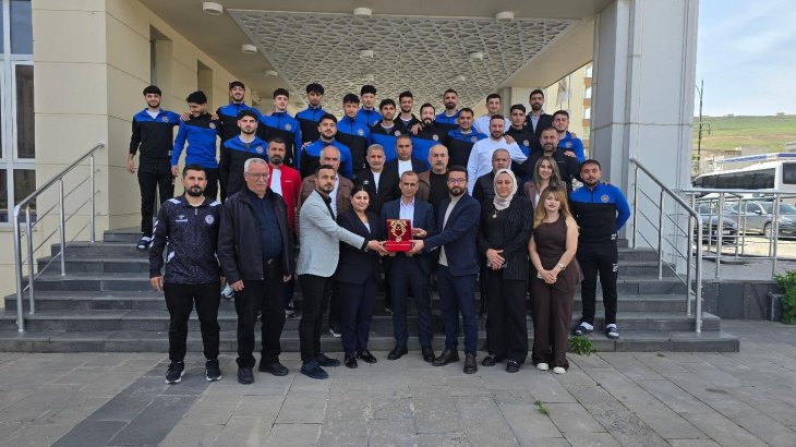Diyarbakır Yenişehir Belediyespor takımı ve yönetimi, Eşbaşkanlarımız Güler Yerbasan ve Abdurrahim Durmuş’u ziyaret etti.