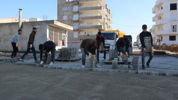 Çamurlu Tek Bir Sokak Kalmayana Kadar Parke Döşeme Çalışmalarımız Aralıksız Devam Edecek.