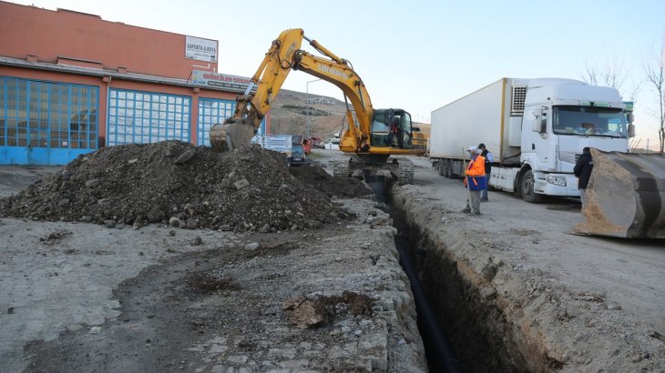  Küçük Sanayi Sitesinde Yağmur Suyu Hattı Döşeme Çalışması