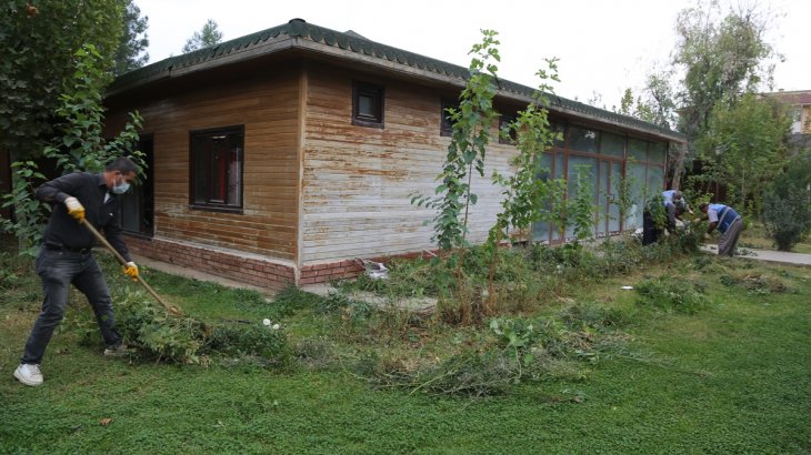  Parklarımızda çim biçme ve ağaç budama çalışması