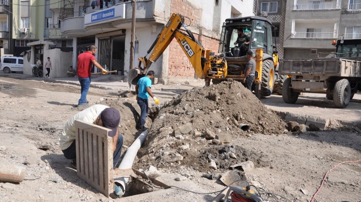 Ekiplerimiz, Yağmur suyu tahliyesi için ızgaralar yapıyor.