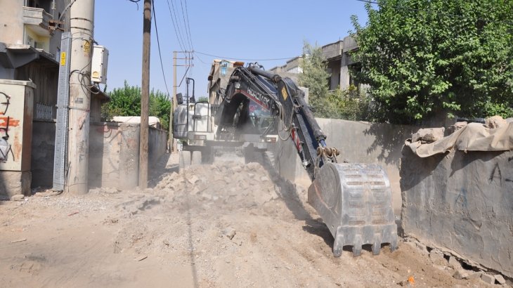 Kilit parke döşeme ve yama çalışmaları devam ediyor.