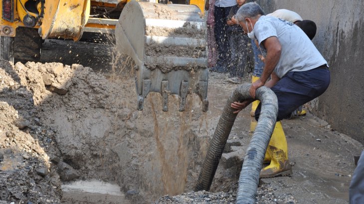 Nur Mahallesinde içme su ana hattında onarım çalışması