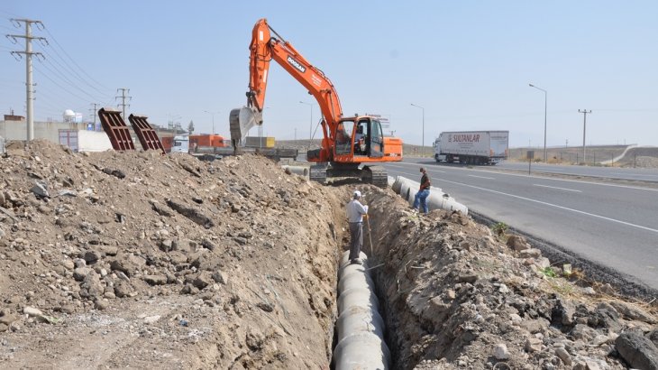 600'lük yağmur suyu tahliye hattı boru döşeme çalışması devam ediyor