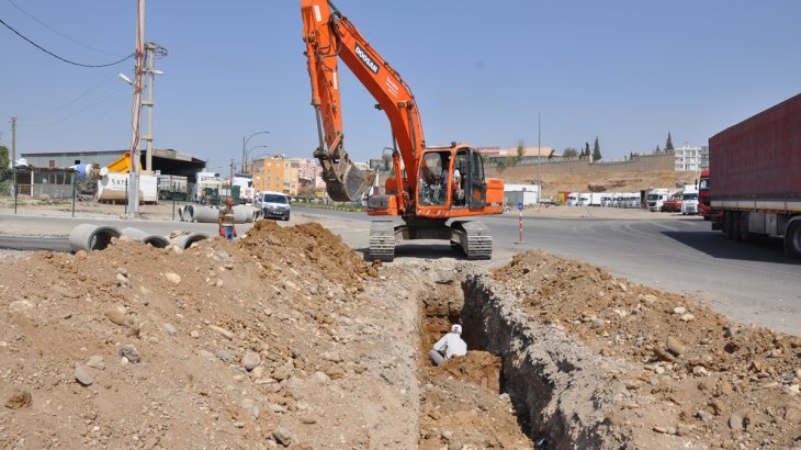 Yağmur suyu tahliye hattı döşeme çalışması