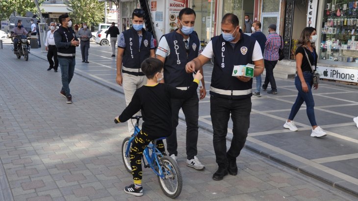 Ekipler denetimde maske dağıttı.