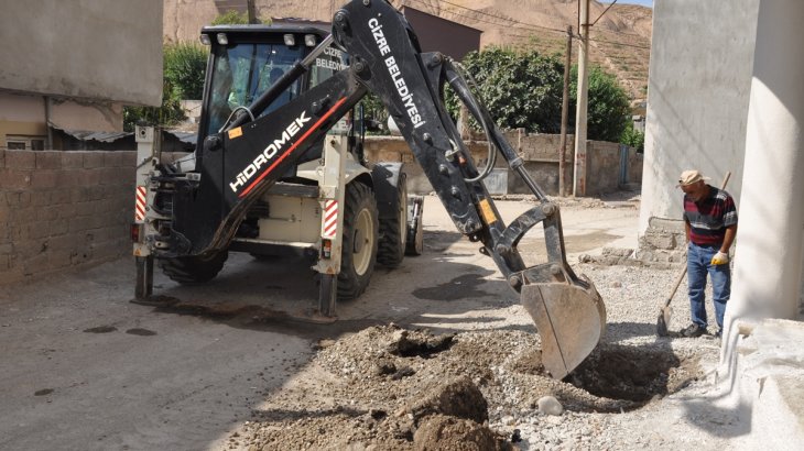 Sur Mahallesinde yeni yerleşim alanlarına içme su şebeke hattı çalışması 