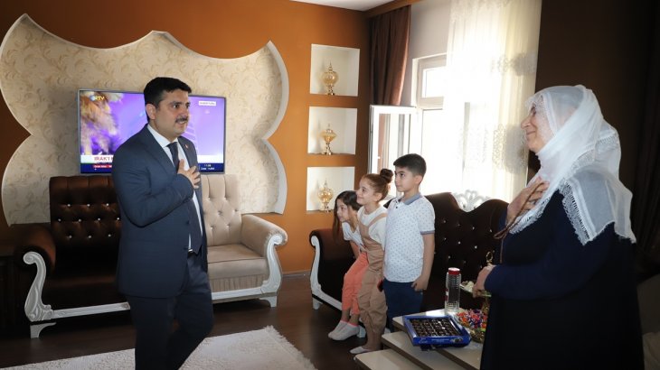 Kaymakam / Belediye Başkan V. Mehmet Tunç, Ramazan Bayramı Dolayısıyla Şehit Selahattin Koyuncu’nun Ailesini Ziyaret Etti.