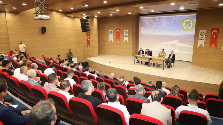 Kaymakam / Belediye Başkan V. Tunç’un Başkanlığında İlçe İdare Şube Müdürleri ve Mahalle Muhtarlarının Katılımıyla İstişare ve Değerlendirme Toplantısı Gerçekleştirildi.