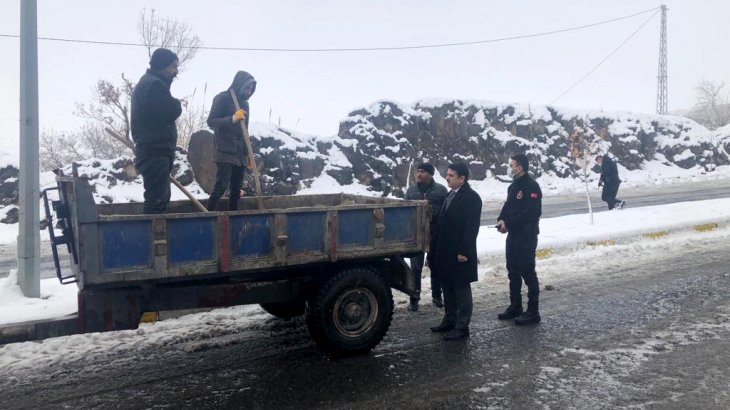 Kaymakam / Belediye Başkan V. Mehmet Tunç, Kar Temizleme Çalışmalarını Yerinde İnceledi.