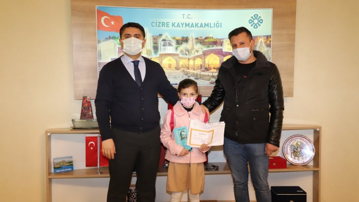 Kaymakam / Belediye Başkan V. Mehmet Tunç, Yarıyıl Tatilinde Takdir ve Teşekkür Alan Öğrencilere Kitap Hediye Etti.