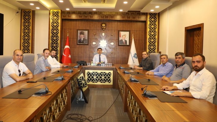 Kaymakam / Belediye Başkan V. Mehmet Tunç’un Başkanlığında Cizre Esnaf ve Sanatkarlar Odası Başkanı ve Yönetim Kurulu Üyeleri İle Toplantı Gerçekleştirildi.